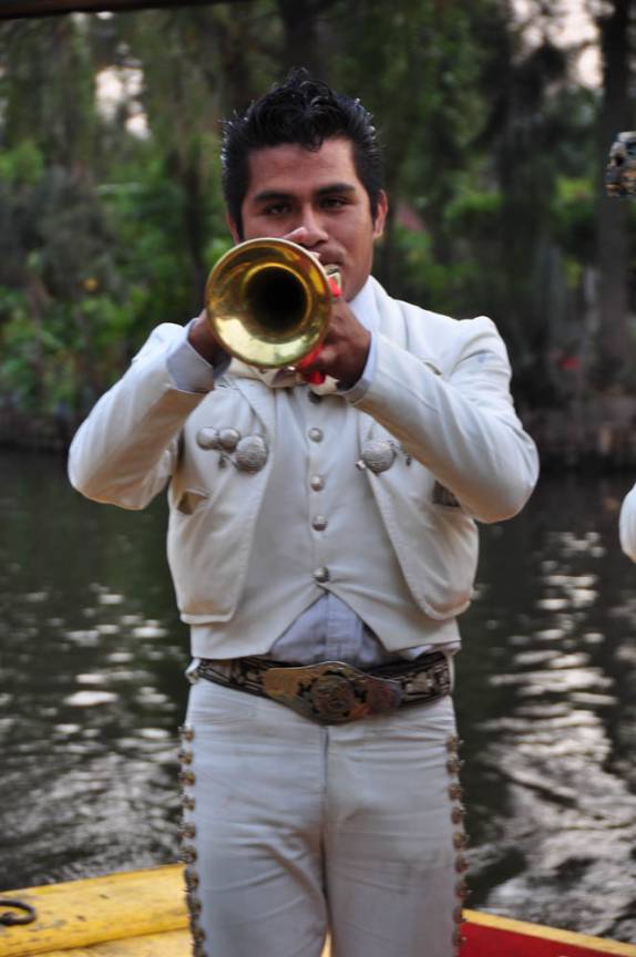 Mariachis animam a festa nas trajineras de Xochimilco, Cidade do México
